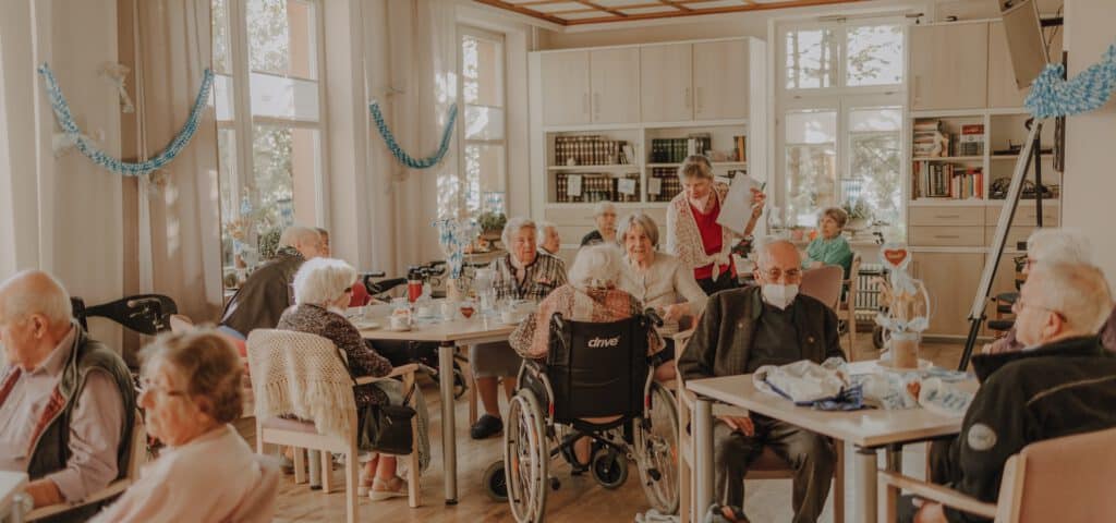 Foto einer Feier im Senioren- und Pflegeheim Beth-Schan mit dem Thema "Oktoberfest"