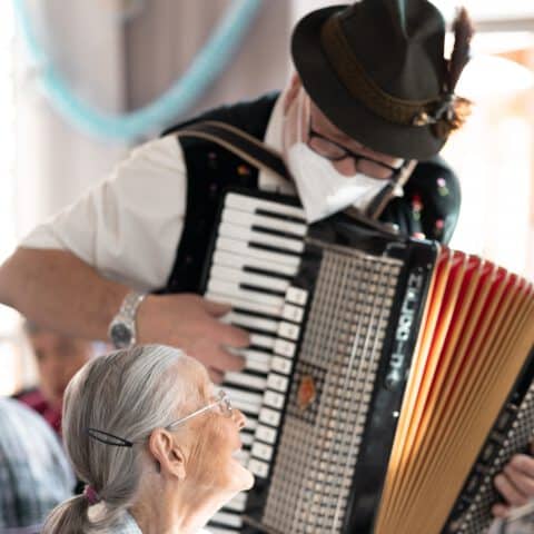 Foto eines Musikers mit Akkordeon auf der Oktoberfest-Feier im Senioren- und Pflegeheim Beth-Schan